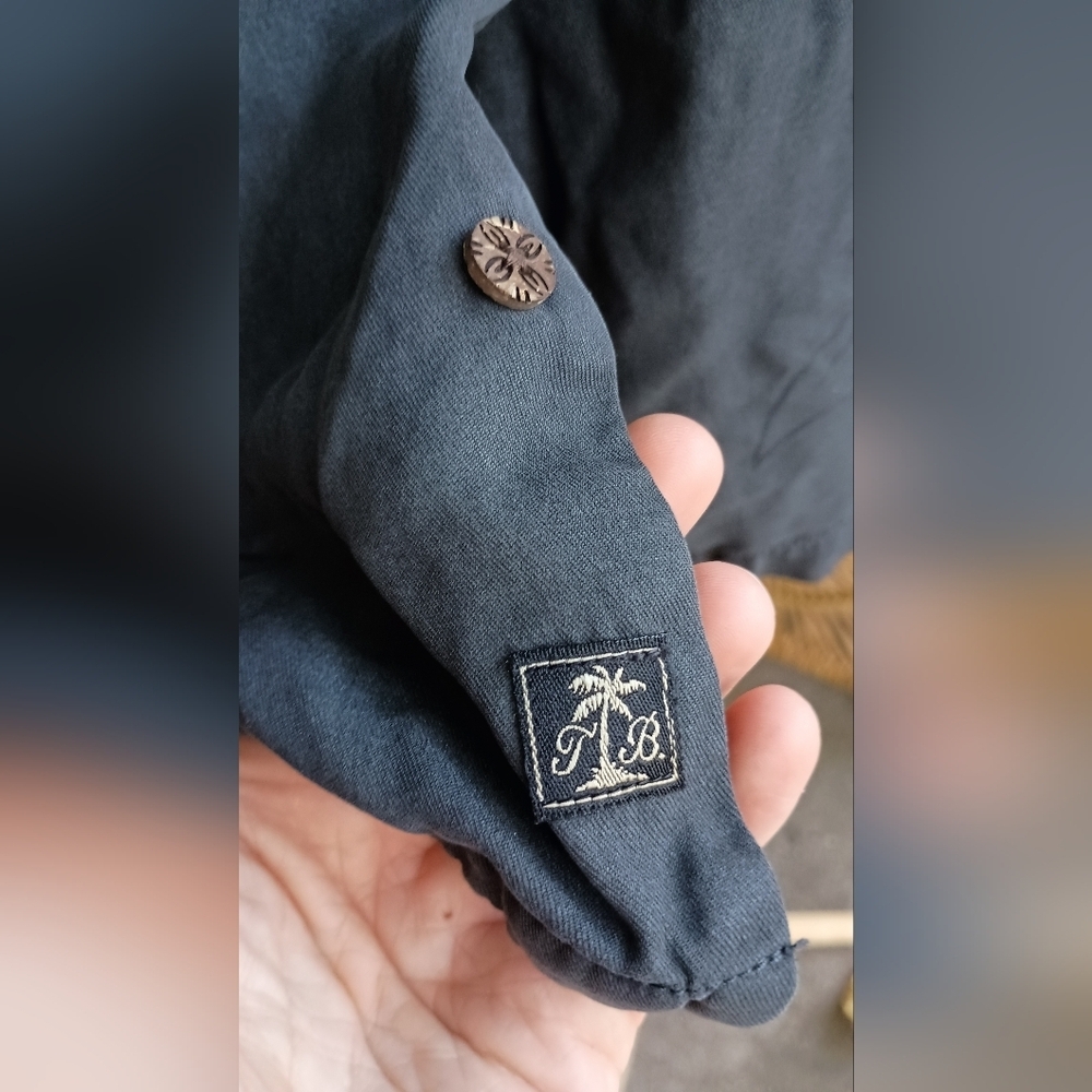 Tommy Bahama 100% Silk Navy Floral Button-Up Shirt_Large - Picture 3 of 4